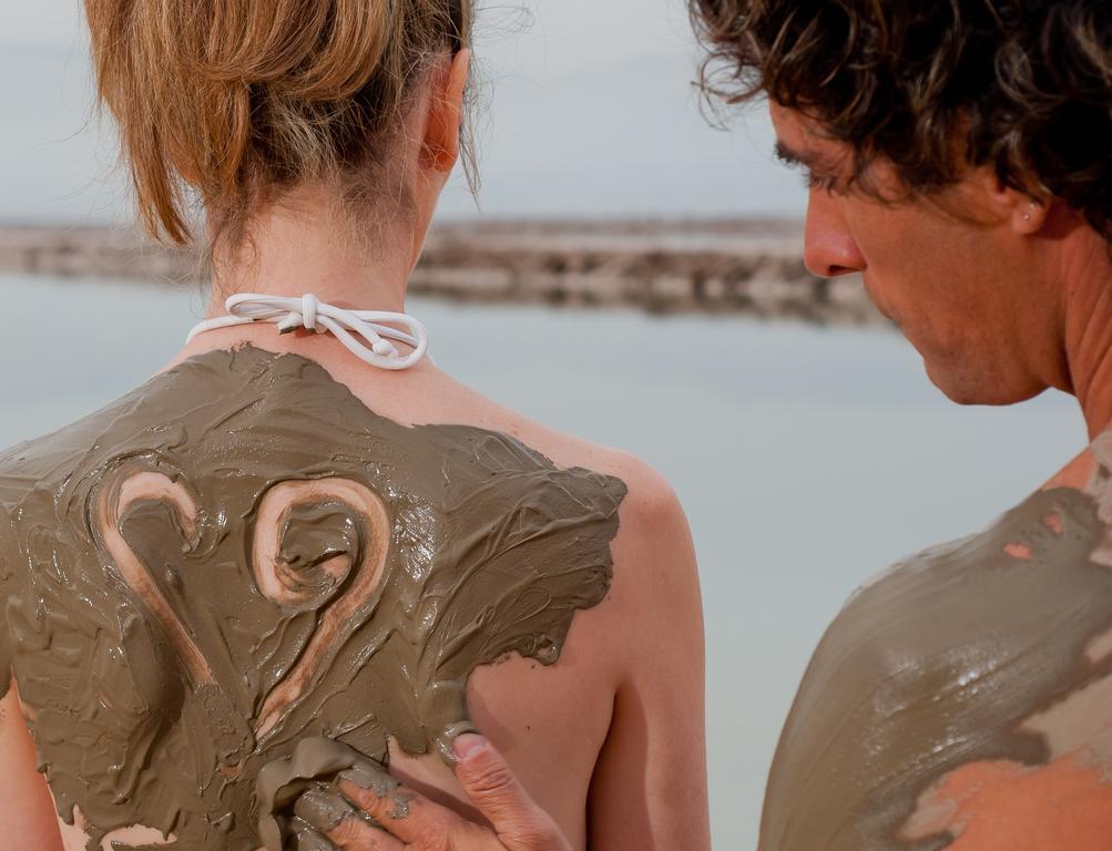 ليوناردو كلوب هوتيل البحر الميت - شامل كلياً نيفيه زوهار المظهر الخارجي الصورة Mud bath at the Dead Sea