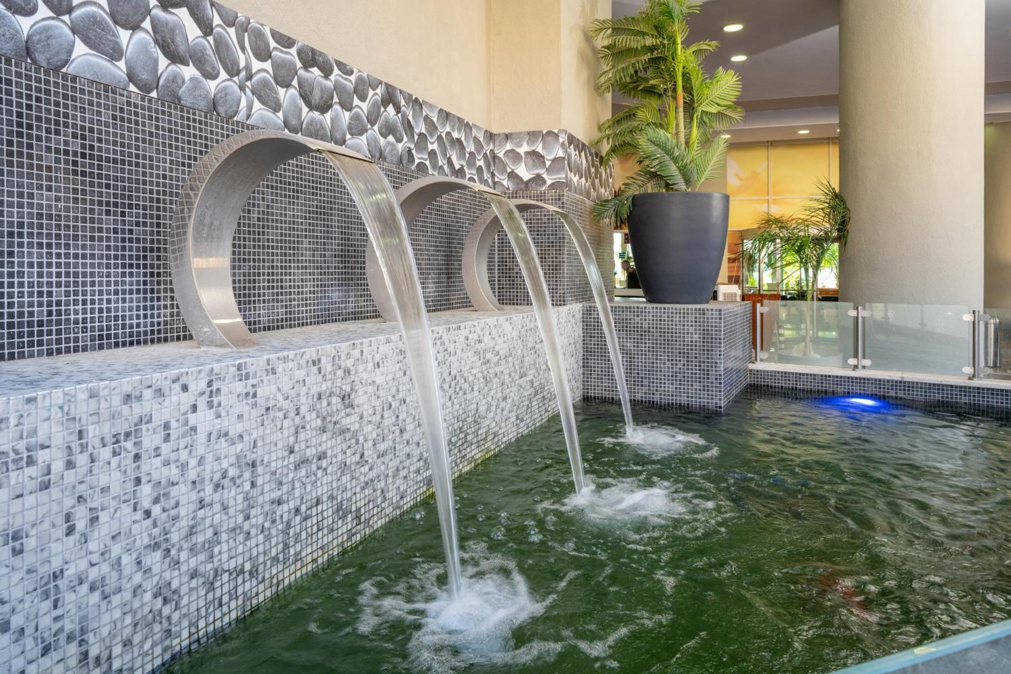 ليوناردو كلوب هوتيل البحر الميت - شامل كلياً نيفيه زوهار المظهر الخارجي الصورة Fountain at the lobby