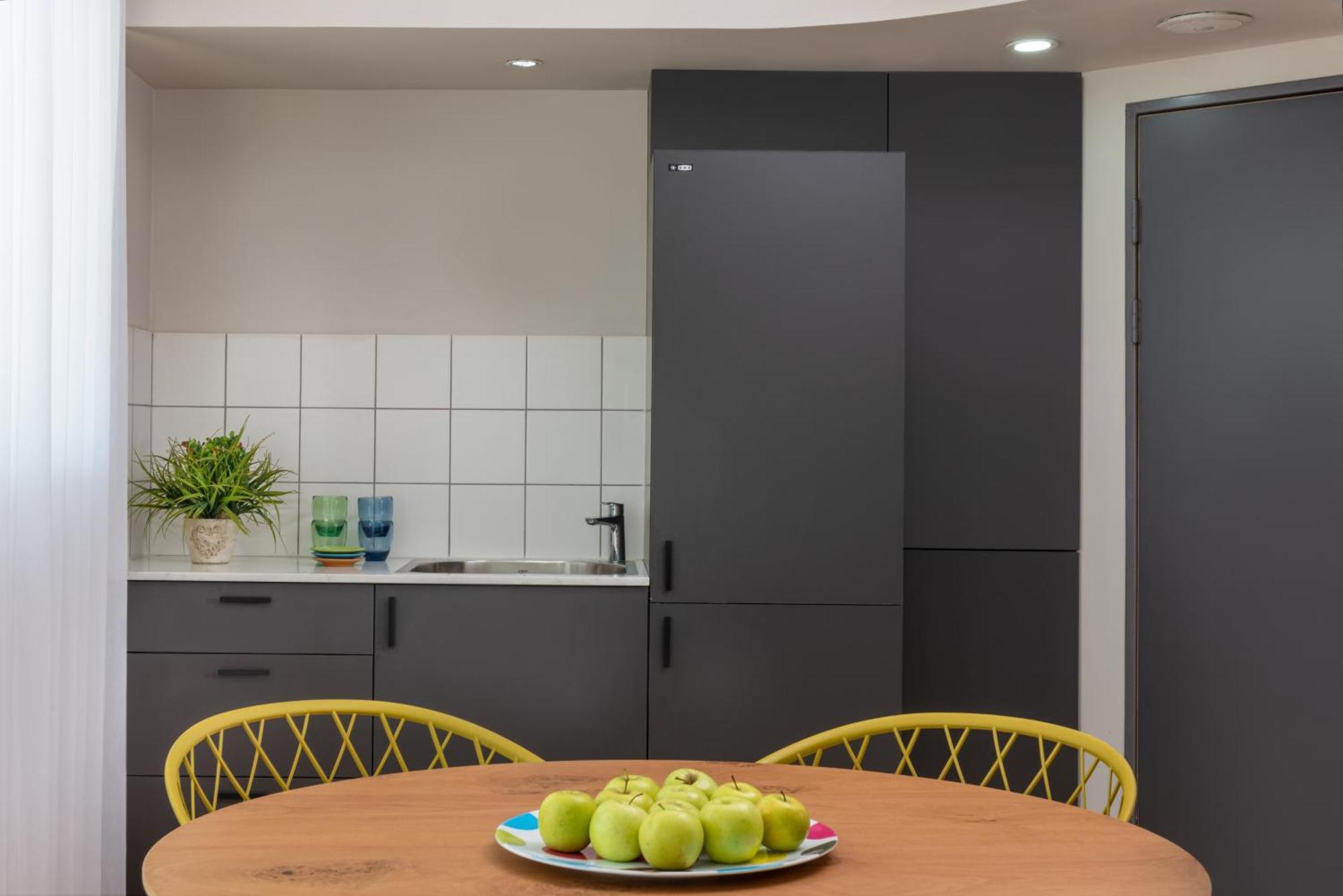 ليوناردو كلوب هوتيل البحر الميت - شامل كلياً نيفيه زوهار المظهر الخارجي الصورة A kitchen in a student apartment